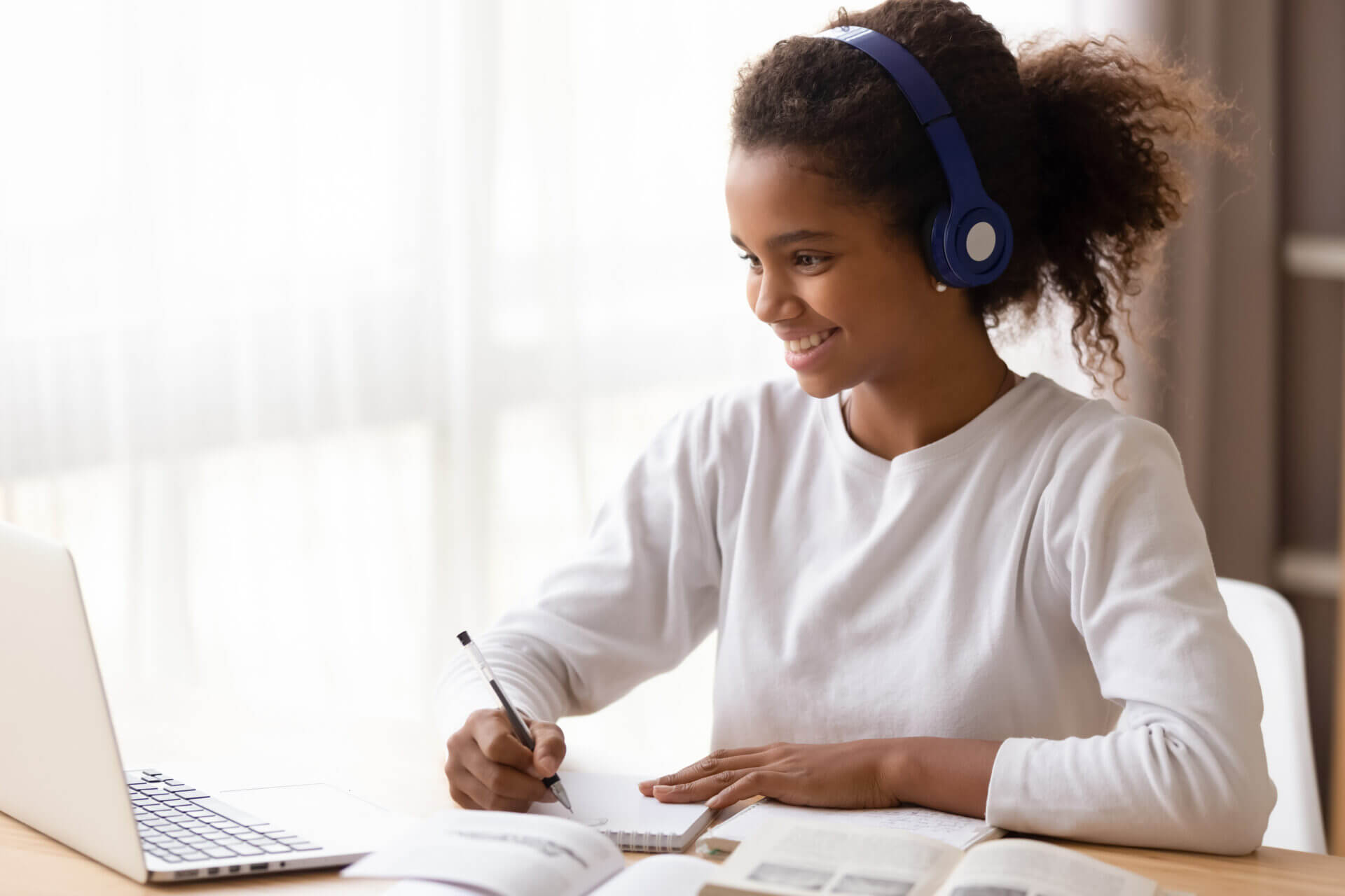 Elève au collège en train d'étudier grâce à la plateforme en ligne IRP Auto.