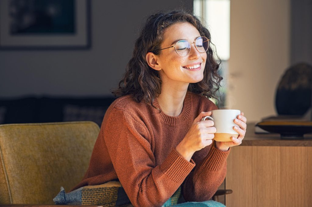 Une jeune femme qui profite d'un pic d'énergie pour pallier le coup de blues hivernal.