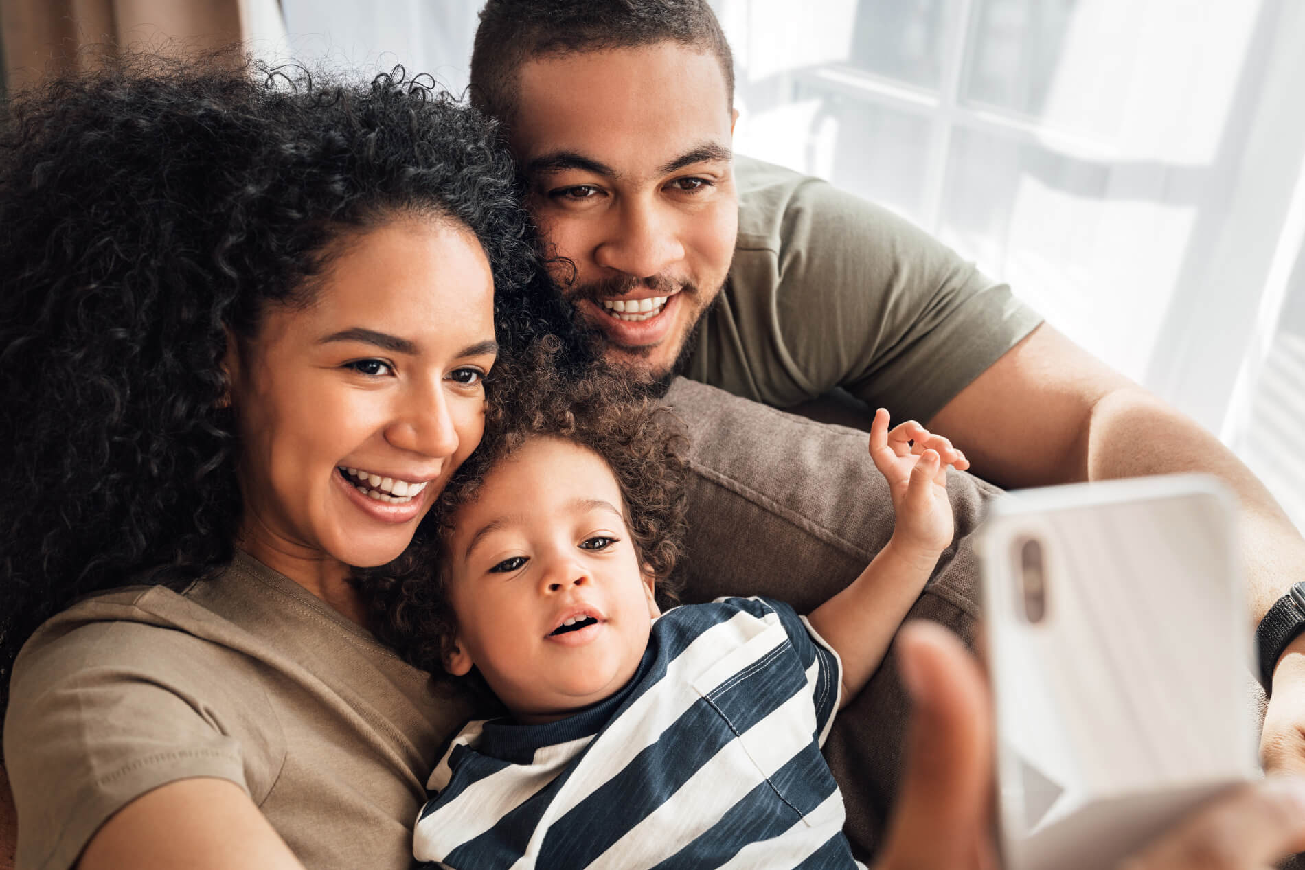 Moment en famille d'un jeune couple avec leur nouvel enfant