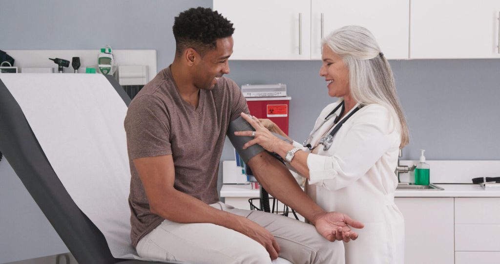 Un jeune homme passe un examen médical afin de faire le point sur sa santé.